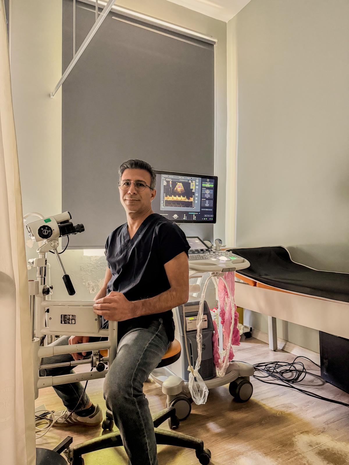Kolposkopi cihazı başında Op. Dr. Tuncay Ok