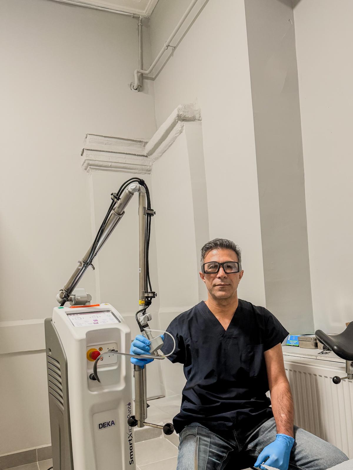 Jinekolojik lazer cihazı ile Op. Dr. Tuncay Ok